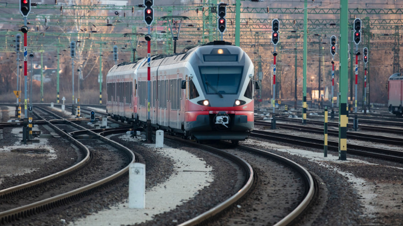 Fontos vasúti fővonal hasalt el vasárnap: jelentős késéssel közlekednek a távolsági vonatok