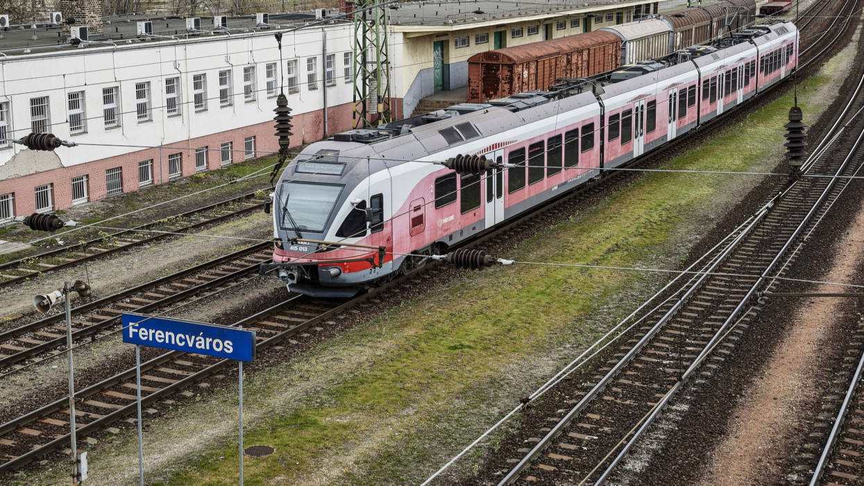 Budapest, 2023. április 1.Egy Stadler FLIRT motorvonata halad a Ferencváros vasútállomáson a vasútforgalom és az elfoglalt területnagyság alapján egyaránt Magyarország legnagyobb állomásának területén. A pályaudvar a Körvasút és a BudapestHegyeshalomBécs, valamint a BudapestKelebia-vasútvonal közbensõ állomása. Forgalmának nagyobb részét viszont még a mai napig is a budapesti pályaudvarokat és állomásokat összekötõ körvasúton bonyolódó teherforgalom teszi ki.MTVA/Bizományosi: Róka László ***************************Kedves Felhasználó!Ez a fotó nem a Duna Médiaszolgáltató Zrt./MTI által készített és kiadott fényképfelvétel, így harmadik személy által támasztott bárminemû  különösen szerzõi jogi, szomszédos jogi és személyiségi jogi  igényért a fotó szerzõje/jogutódja közvetlenül maga áll helyt, az MTVA felelõssége e körben kizárt.