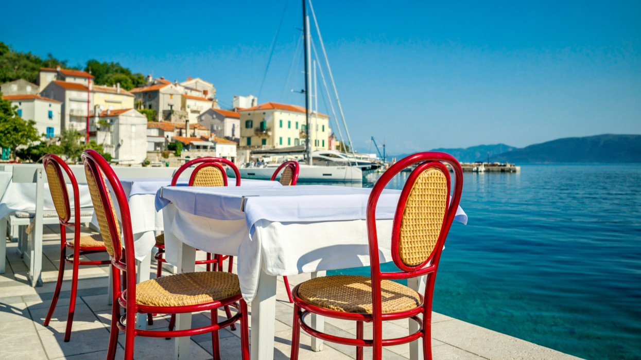 Restaurant mit Ausblick in Hafen in einer Bucht in Kroatien