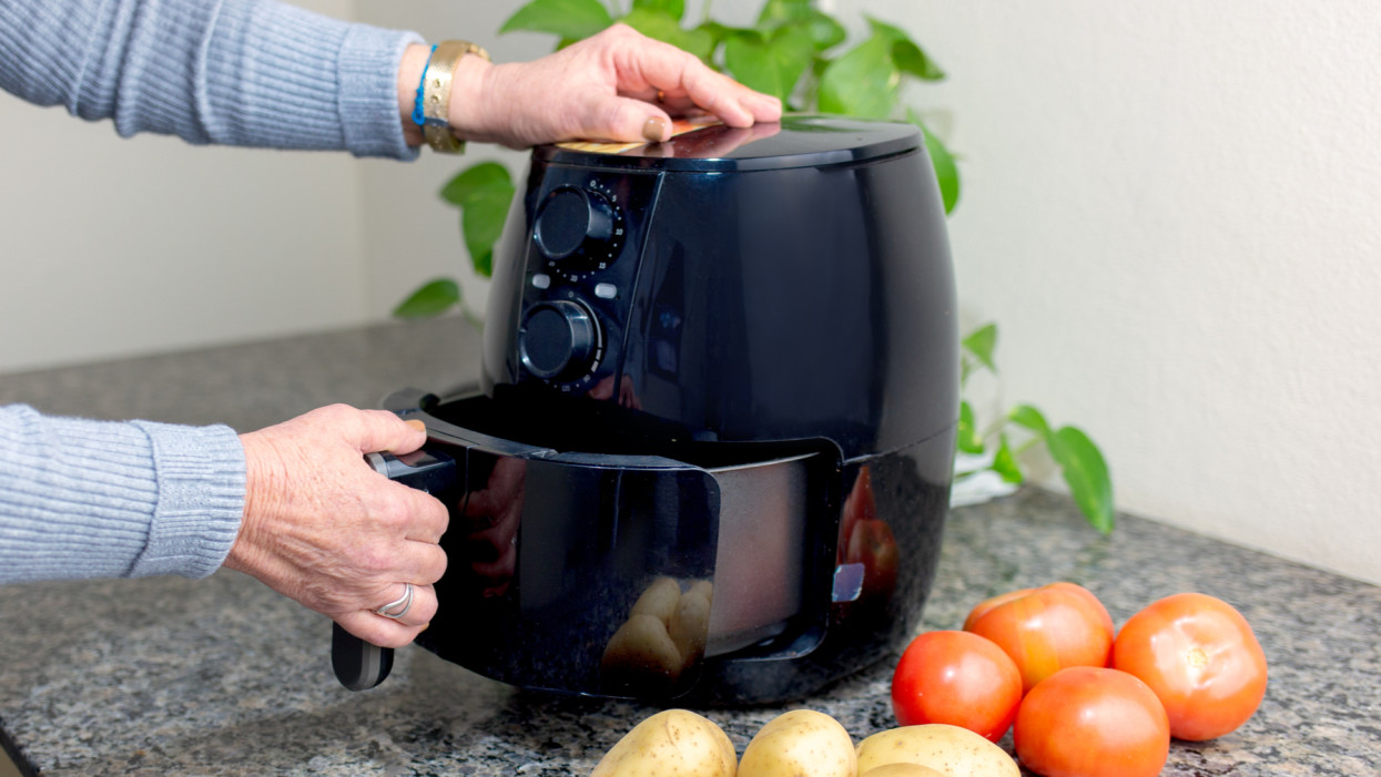 Using airfryer to fry potatoes at home