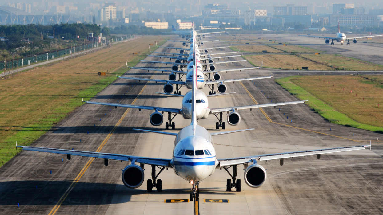 Óriási balhé van a járatkésések körül: komoly büntetésre készülhetnek a légitársaságok