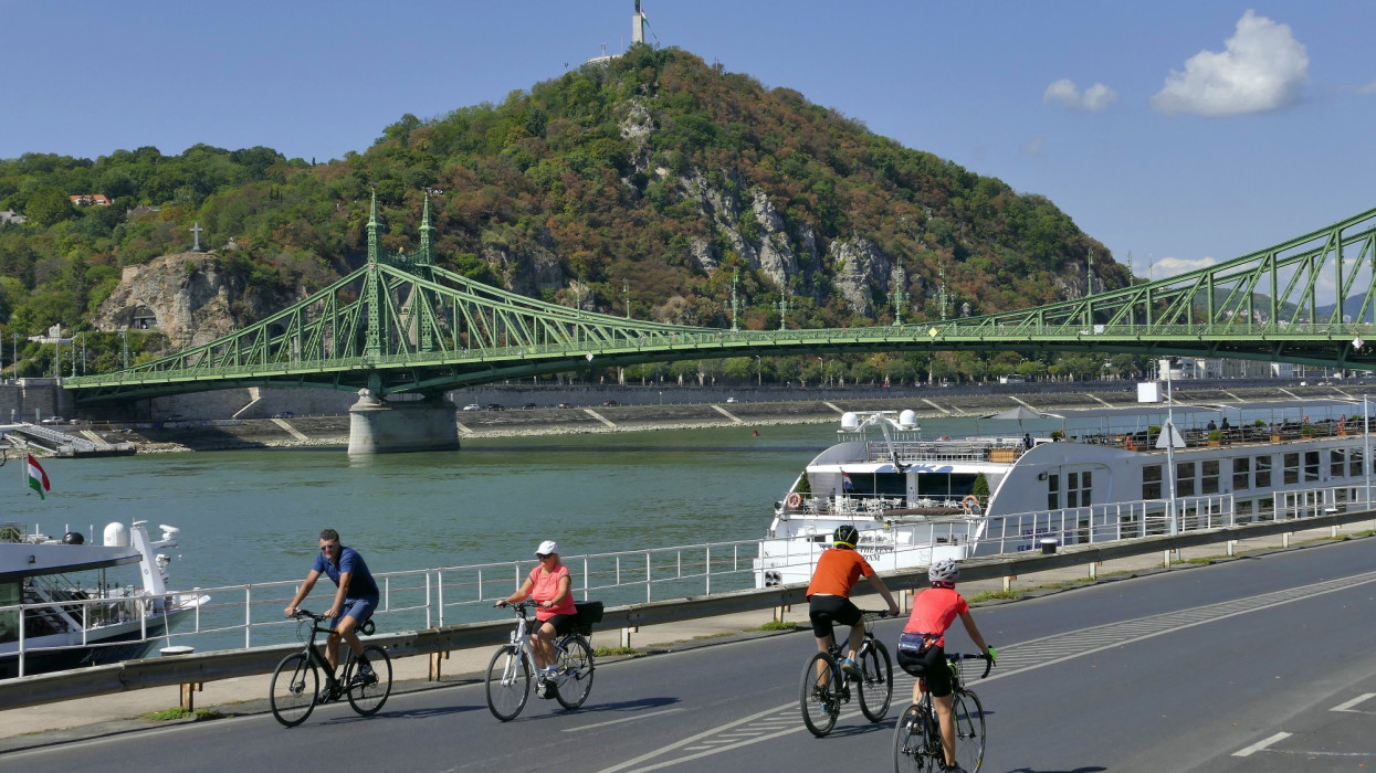 Budapest, 2022. szeptember 3.Kerékpárosok haladnak a Duna-part Salkaházi Sára rakpartján egy autómentes hétvégén. Háttérben a Szabadság híd és a Gellért-hegy a Szabadság-szoborral. A Budapesti Közlekedési Központ (BKK) döntése értelmében õszig minden hétvégén hosszabb ideig vehetik birtokba a Margit híd és a Közraktár utca közötti rakpartot az arra sétálók és a kerékpározók.MTVA/Bizományosi: Jászai Csaba ***************************Kedves Felhasználó!Ez a fotó nem a Duna Médiaszolgáltató Zrt./MTI által készített és kiadott fényképfelvétel, így harmadik személy által támasztott bárminemû  különösen szerzõi jogi, szomszédos jogi és személyiségi jogi  igényért a fotó szerzõje/jogutódja közvetlenül maga áll helyt, az MTVA felelõssége e körben kizárt.