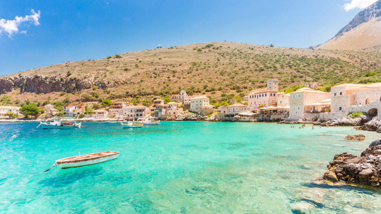 Mi folyik itt? Tényleg olcsóbb 2023-ban egy hét a görög tengerparton, mint a Balatonon?