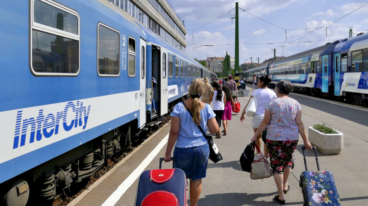 Budapest, 2021. július 21.Utasok csomagokkal a fõváros Déli pályaudvarának peronján a MÁV Start Zrt. Keszthely felé induló egyik InterCity (IC-s) vonatának egyik számozott kocsija felé tartanak, ahova a megváltott helyjegyük szól.MTVA/Bizományosi: Jászai Csaba ***************************Kedves Felhasználó!Ez a fotó nem a Duna Médiaszolgáltató Zrt./MTI által készített és kiadott fényképfelvétel, így harmadik személy által támasztott bárminemû  különösen szerzõi jogi, szomszédos jogi és személyiségi jogi  igényért a fotó szerzõje/jogutódja közvetlenül maga áll helyt, az MTVA felelõssége e körben kizárt.