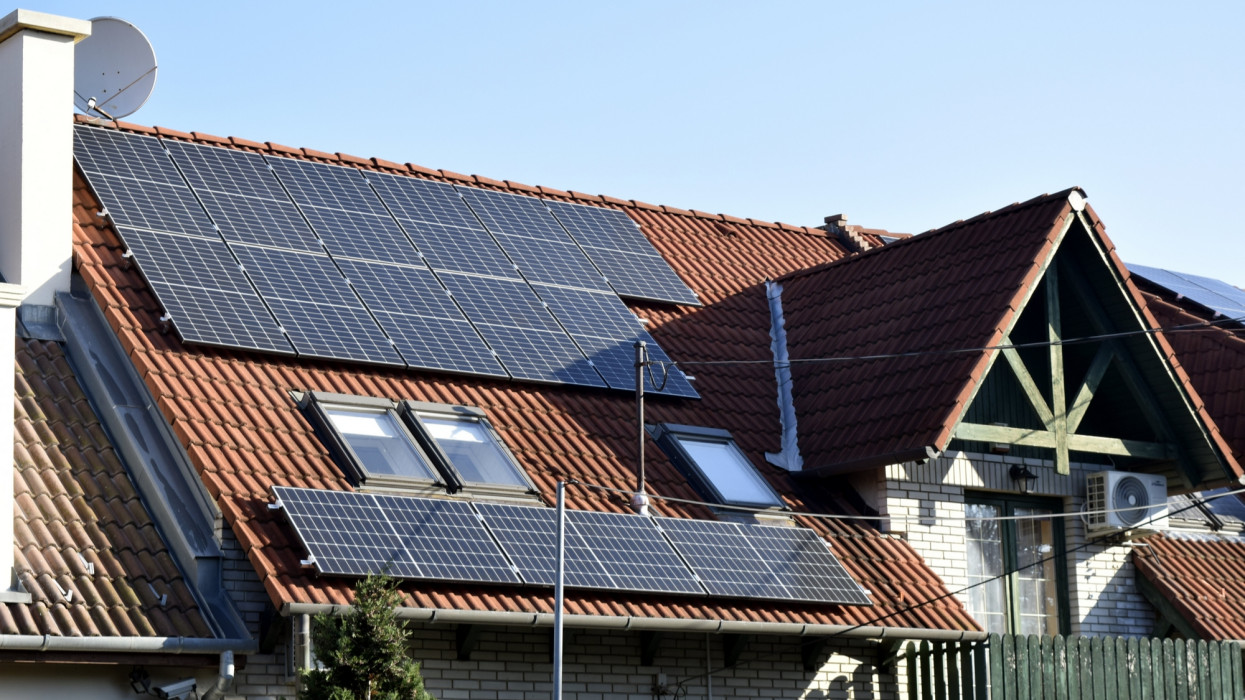 Budapest, 2022. november 25.Felszerelt és mûködõ napelem - olyan szilárdtest eszköz, amely az elektromágneses sugárzást (fotonbefogást) közvetlenül villamos energiává alakítja - a fõvárosban Zuglóban, a Szilágysomlyó utca egyik családi házának tetején. Az év elsõ három hónapjához képest jóval több új háztartási méretû napelemes rendszert telepítettek, közel 12 ezer új háztartási méretû naperõmû állt üzembe, így június végén már összesen több mint 150 ezer ilyen rendszer mûködött Magyarországon. A rezsicsökkentés részleges kivezetése és az energiaválság rekordnövekedést hozhat a napelem piacon.MTVA/Bizományosi: Branstetter Sándor ***************************Kedves Felhasználó!Ez a fotó nem a Duna Médiaszolgáltató Zrt./MTI által készített és kiadott fényképfelvétel, így harmadik személy által támasztott bárminemû  különösen szerzõi jogi, szomszédos jogi és személyiségi jogi  igényért a fotó szerzõje/jogutódja közvetlenül maga áll helyt, az MTVA felelõssége e körben kizárt.