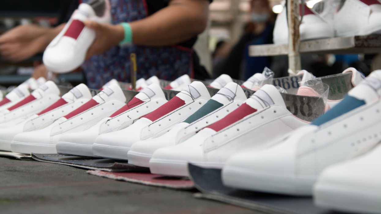 Csalók vetették rá magukat a brutálisan pörgő sneaker piacra: rengeteg hamisítványt találtak
