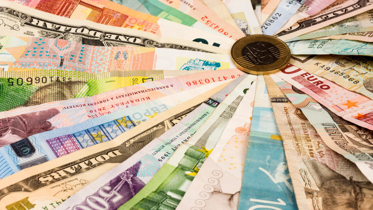 Újra felült a hullámvasútra a forint: mikor érdemes eurót váltani a nyaralásra?