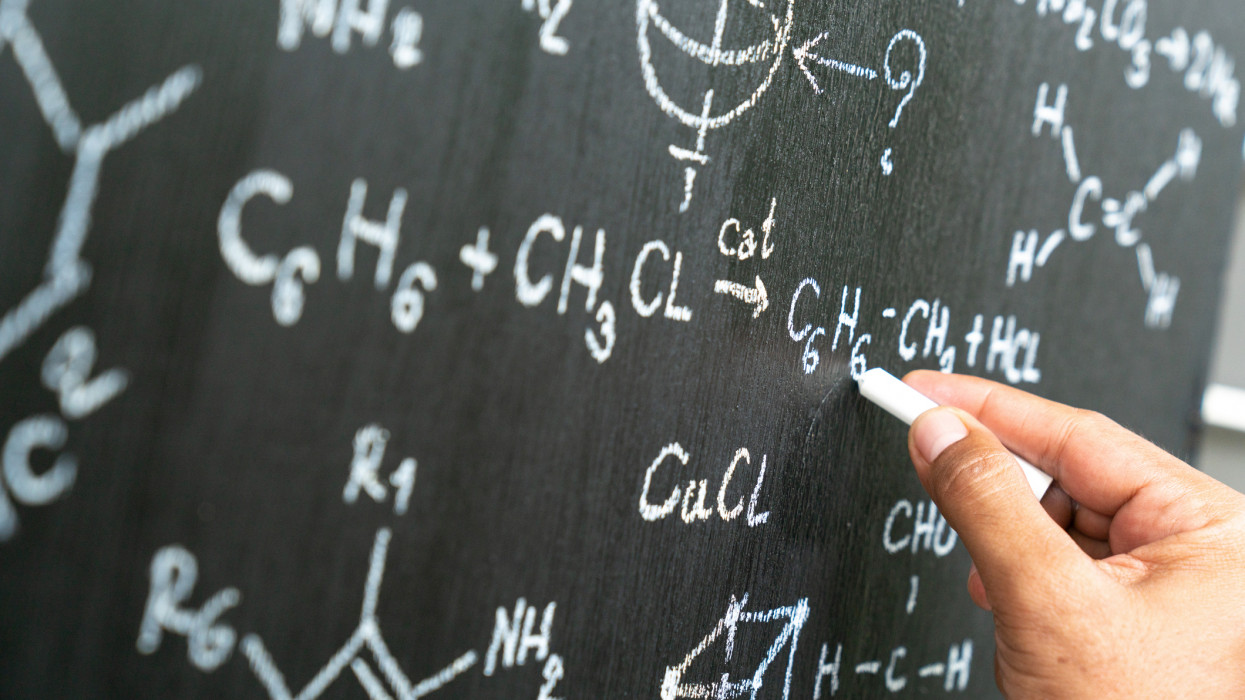 Elkeserítő számok: csak egyvalaki jelentkezett idén kémia-fizika szakos pedagógusnak