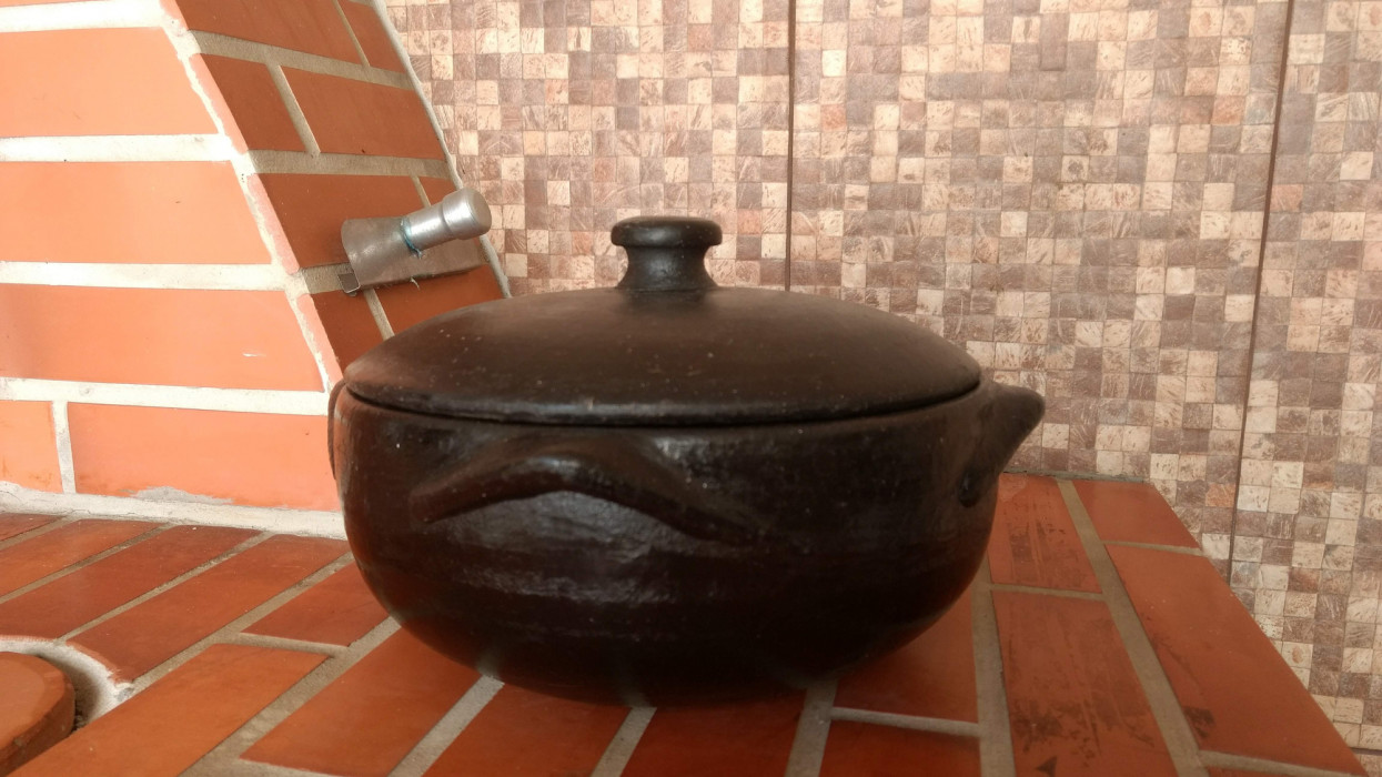 black clay pot, excellent for making a good moqueca.