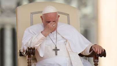 Nagy a baj: kórházba került Ferenc pápa, műtét vár rá