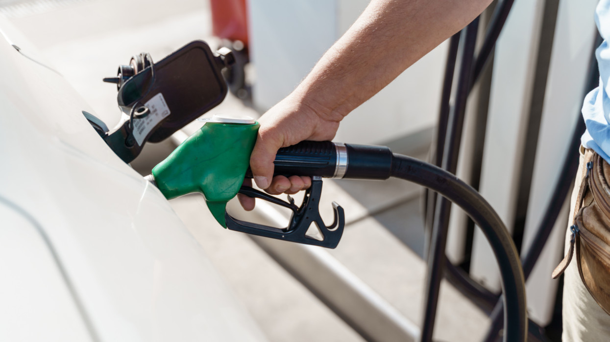 Dráma a benzinkutakon: a gazdagok kiváltságává válik az autózás?