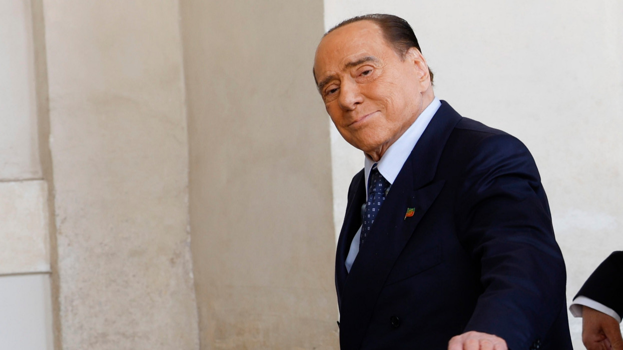 Róma, 2022. október 21.Silvio Berlusconi volt olasz miniszterelnök, a Forza Italia (Hajrá Olaszország) párt vezetõje a Sergio Mattarella államfõhöz érkezik a római államfõi rezidenciára, a Quirinale-palotába 2022. október 21-én, a kormányalakítási konzultációk második napján. Az elõrehozott parlamenti választásokat szeptember 25-én tartották Olaszországban, a legtöbb szavazatot a Giorgia Meloni vezette Olasz Testvérek (FdI) párt nyerte el.MTI/EPA-ANSA/Fabio Frustaci