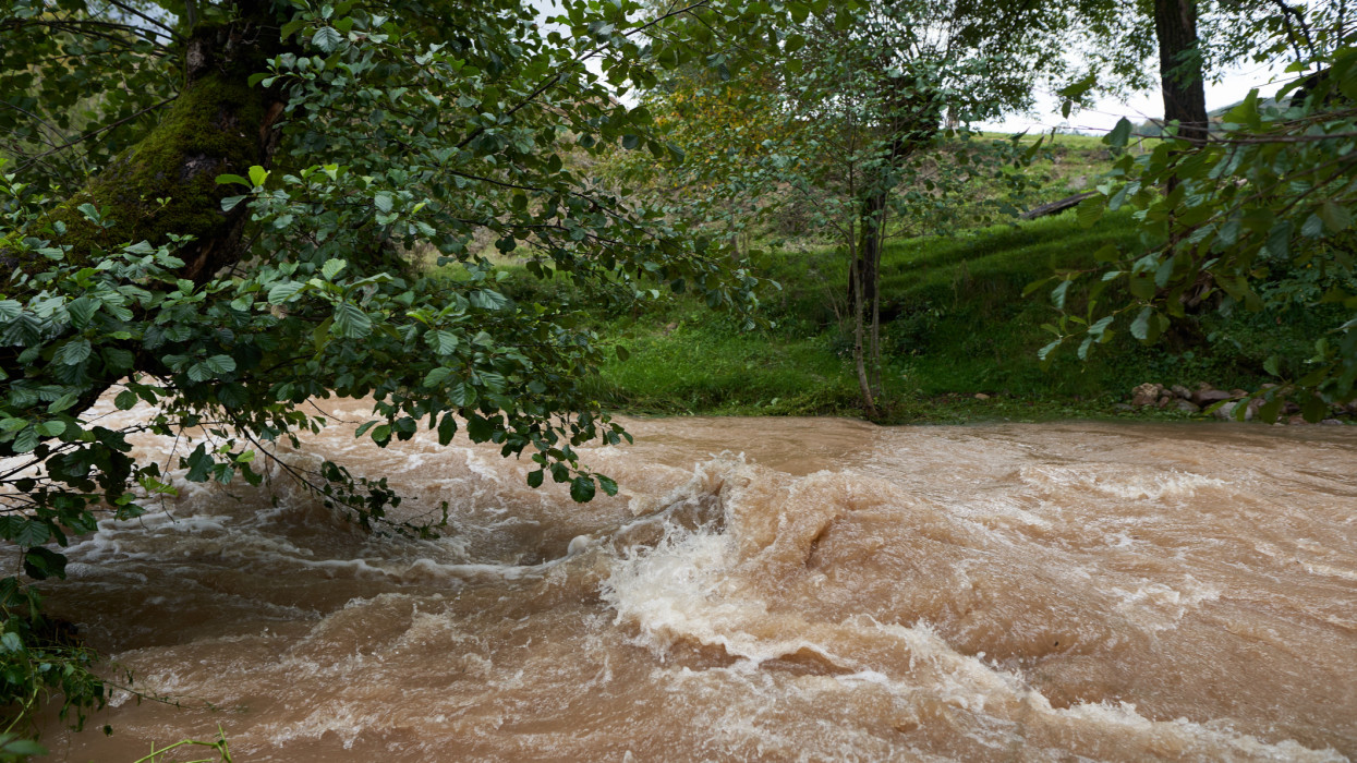 Kiadták a vörös riasztást: harmadfokú árvízvédelmi készültség lép érvénybe ezeken a magyar folyókon