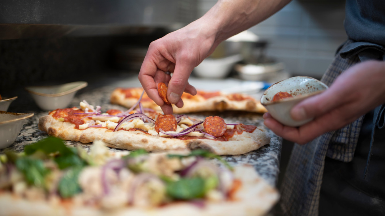 Ennyit keres egy éttermi dolgozó a legendás magyar pizzérialáncban: végzettség, konyhai tudás sem kell