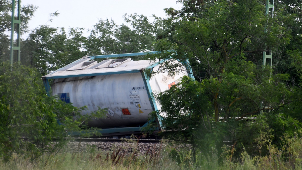 Környezetre veszélyes növényvédőszer folyt ki egy kisiklott vagonból: 40 lakos kényszerült elhagyni otthonát
