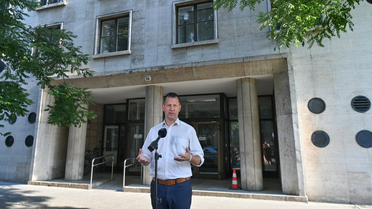 Budapest, 2023. július 10.Fülöp Attila, a Belügyminisztérium gondoskodáspolitikáért felelõs államtitkára nyilatkozik a sajtónak a minisztérium Báthory utcai épülete elõtt 2023. július 10-én. A következõ napokban várható hõség miatt életbe lépett a vörös kód, ami kötelezõvé teszi valamennyi szociális intézmény számára a hajléktalan vagy bajba jutott emberek befogadását.MTI/Bruzák Noémi