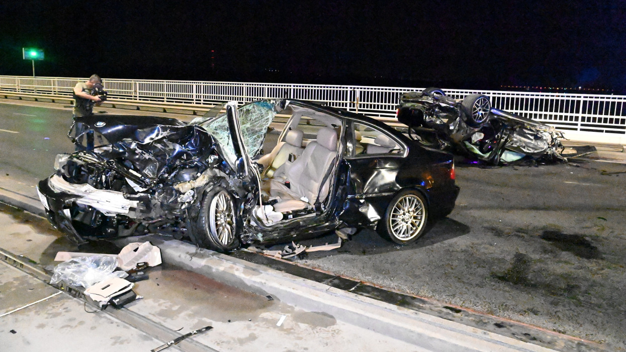 Budapest, 2023. július 1.Ütközésben összeroncsolódott személygépkocsik az Árpád hídon 2023. július 1-jén. Eddig tisztázatlan körülmények között egy személyautó elütött egy kerékpárost, majd összeütközött egy másik autóval. A balesetben többen megsérültek, egy férfi a kórházban meghalt.MTI/Mihádák Zoltán