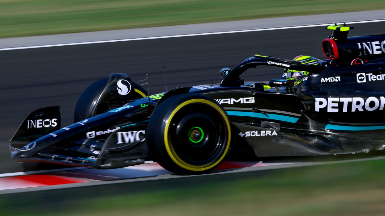 Mogyoród, 2023. július 21.Lewis Hamilton, a Mercedes brit versenyzõje a Forma-1-es Magyar Nagydíj második szabadedzésén a mogyoródi Hungaroringen 2023. július 21-én.MTI/Czeglédi Zsolt