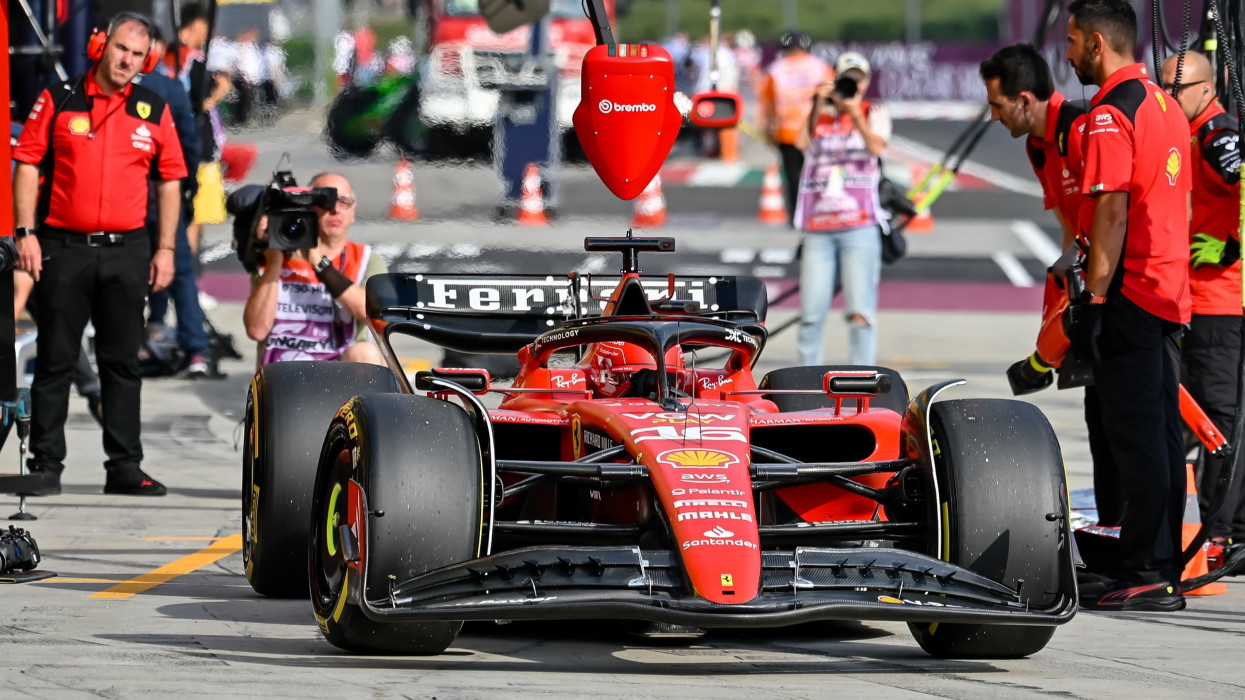 Mogyoród, 2023. július 21.Charles Leclerc, a Ferrari monacói versenyzõje a Forma-1-es Magyar Nagydíj második szabadedzésén a mogyoródi Hungaroringen 2023. július 21-én.MTI/Vasvári Tamás