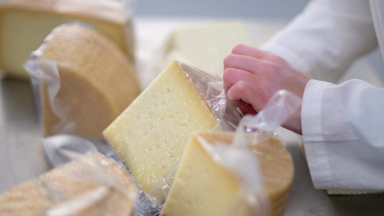900 ezer forintos fizetéssel keresnek sajtcsomagolókat: 8 általános is elég