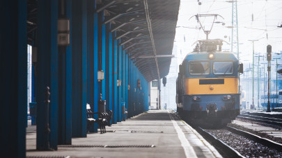 Már a MÁV sem titkolja, borzalmas állapotban a vasút: sebességkorlátozást kellett bevezetni