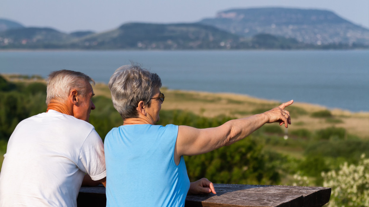 Özönlenek a Balatonra a német nyugdíjasok: még a spanyol tengerpartnál is jobban szeretik?