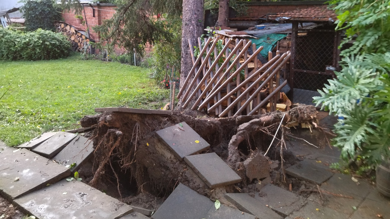 Kegyetlen rombolást végzett a vihar ebben a három megyében: a főváros sem úszta meg szárazon