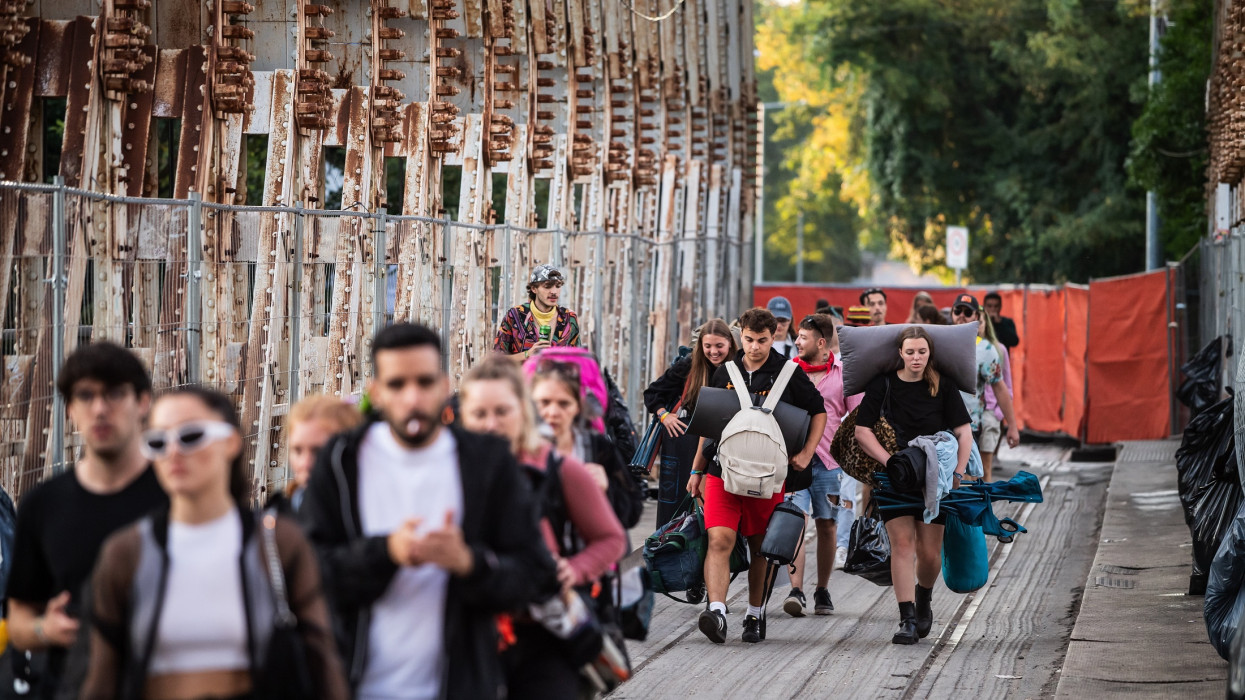 Budapest, 2023. augusztus 16.A befejezõdött 29. Sziget Fesztiválról távozó fiatalok az óbudai Hajógyári-szigetre vezetõ K-hídon 2023. augusztus 16-án.MTI/Mónus Márton
