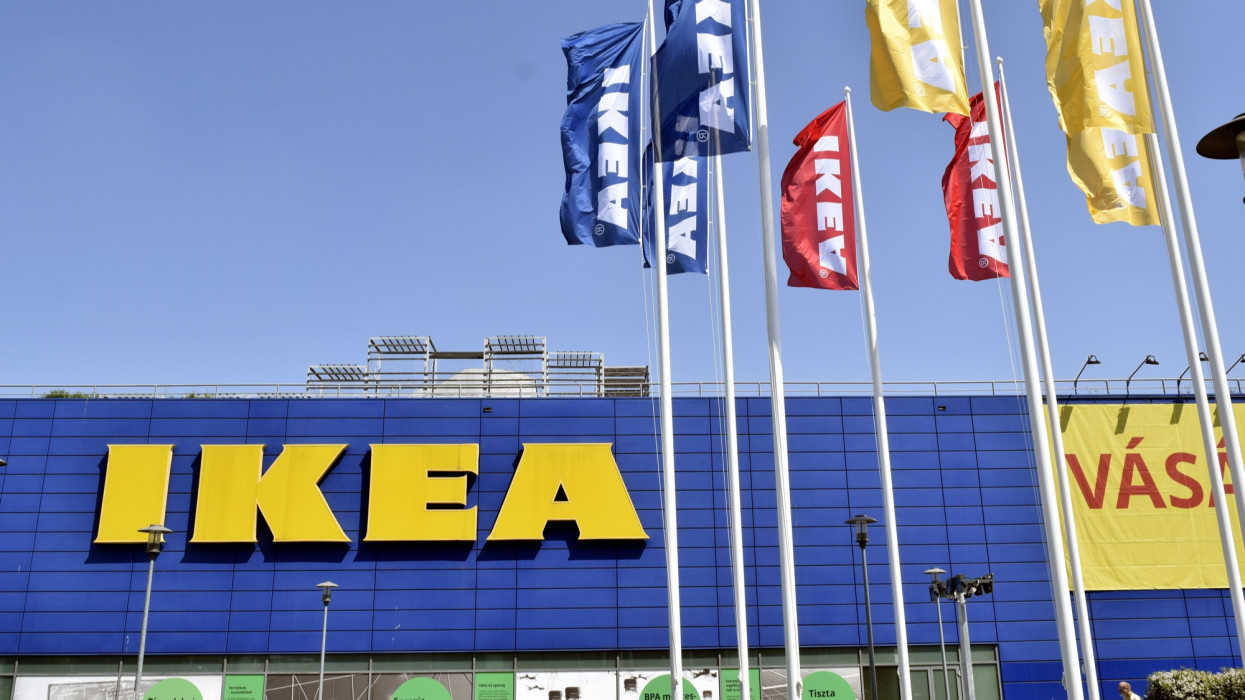 Budapest, 2021. június 17.Zászlók lobognak az IKEA könnyen összeszerelhetõ bútorok eladására szakosodott, multinacionális kiskereskedelmi üzlethálózat fõvárosi Örs vezér téri áruháza elõtt. Az IKEA nevet az alapítója adta, a nevének és lakóhelyének kezdõbetûibõl: Ingvar Kamprad, Elmtaryd, Agunnaryd.MTVA/Bizományosi: Branstetter Sándor ***************************Kedves Felhasználó!Ez a fotó nem a Duna Médiaszolgáltató Zrt./MTI által készített és kiadott fényképfelvétel, így harmadik személy által támasztott bárminemû  különösen szerzõi jogi, szomszédos jogi és személyiségi jogi  igényért a fotó szerzõje/jogutódja közvetlenül maga áll helyt, az MTVA felelõssége e körben kizárt.
