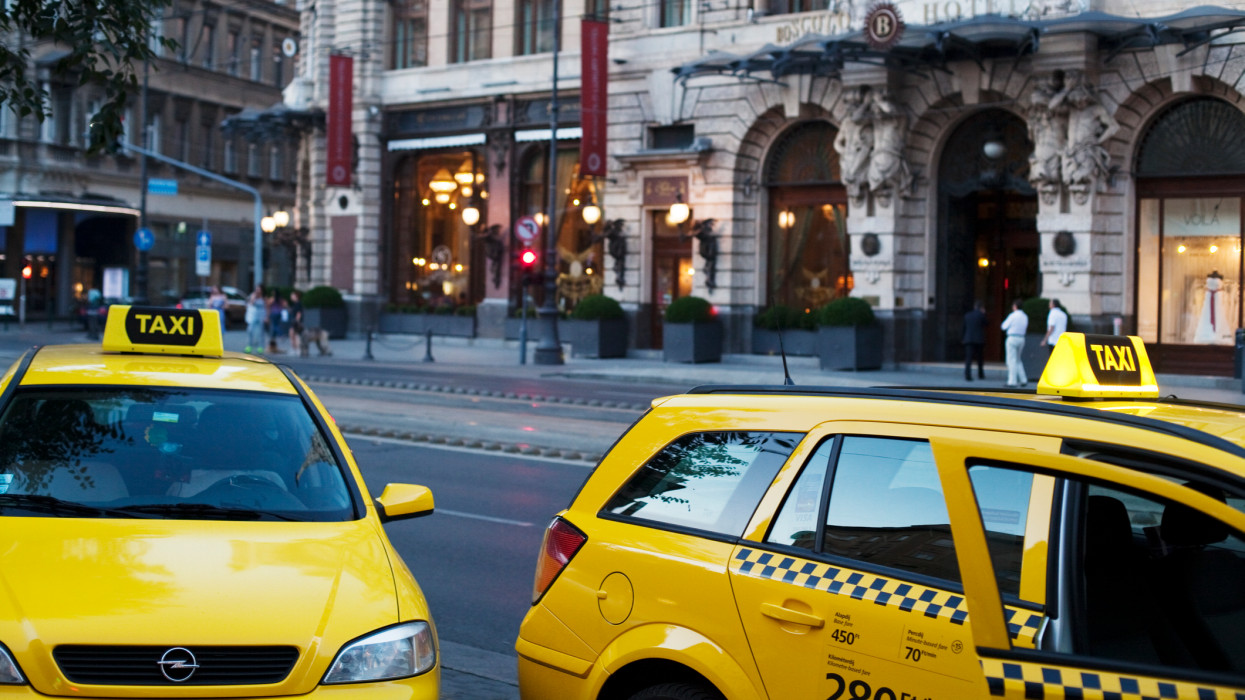 Budapest cabs near Boscolo Hotel and famous New York CafÃ© coffeehouse