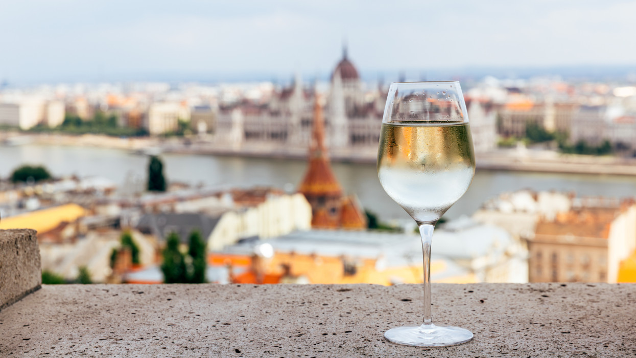 Literszámra veszik külföldön ezeket a magyar borokat: már nem a Tokaji a favorit?