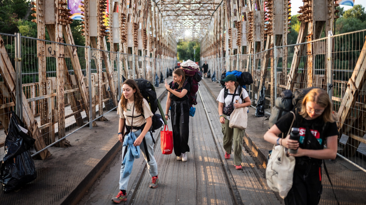 Budapest, 2023. augusztus 16.A befejezõdött 29. Sziget Fesztiválról távozó fiatalok az óbudai Hajógyári-szigetre vezetõ K-hídon 2023. augusztus 16-án.MTI/Mónus Márton