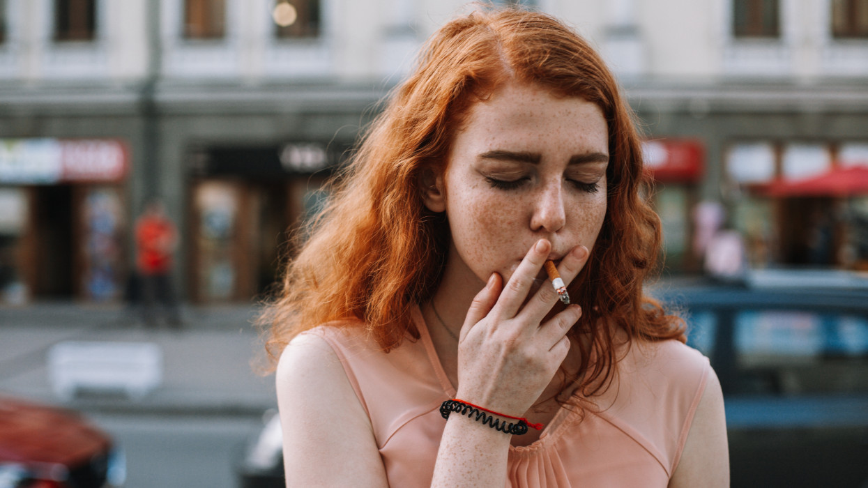 Szigorú szabályozás érik: 22 éves kor alatt betiltanák a dohányzást