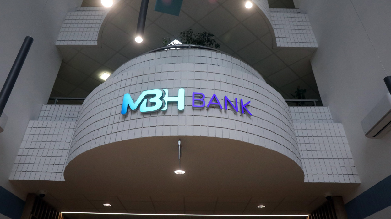 Miskolc, 2023. május 16.Az MBH Bank elsõ, új arculati elemeit megjelenítõ és a változó hazai ügyféligényeknek megfelelõen, átfogóan megújított fiókja az átadása napján Miskolcon 2023. május 16-án. Az MKB Bank és a Takarékbank április 30-i egyesülésével létrejött MBH Bank Magyarország második legnagyobb, tisztán magyar tulajdonú hitelintézete, amely mintegy kétmillió lakossági és vállalati ügyféllel rendelkezik.MTI/Vajda János