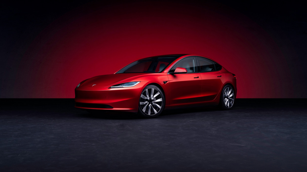 Magyarországon is megjelent a Tesla nagy dobása: ennyibe kerül itthon az új, ráncfelvarrott Model 3