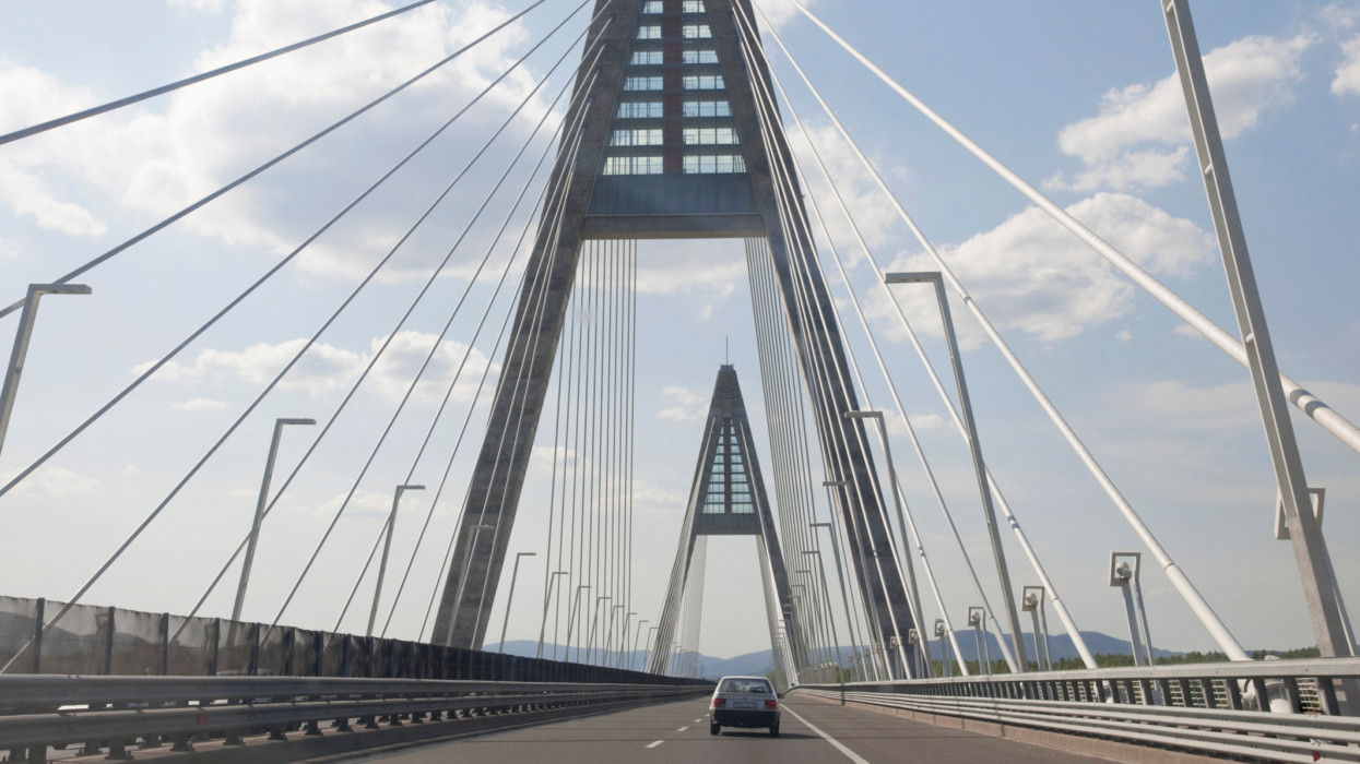 Szinte hivatalos: forgalmas útszakaszok lehetnek fizetősek 2024-től, több pesti Duna-híd is érintett