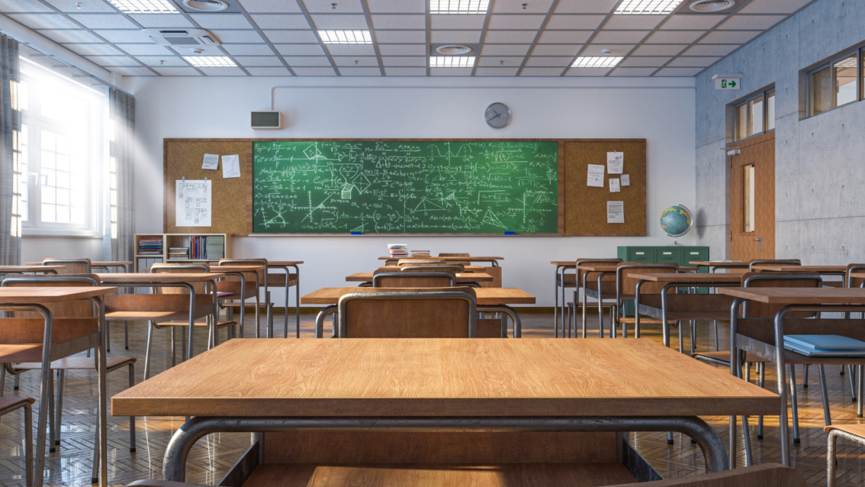 Egyre fogynak a matek, az angol és a fizikatanárok a magyar iskolákban: nálatok mi a helyzet?