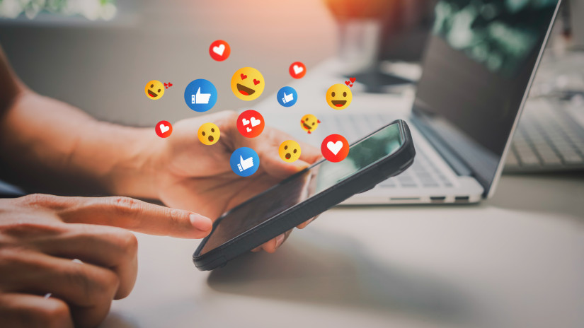 Folytatódik az adok-kapok? A közösségi média betiltása ellen tiltakoznak a tinédzserek