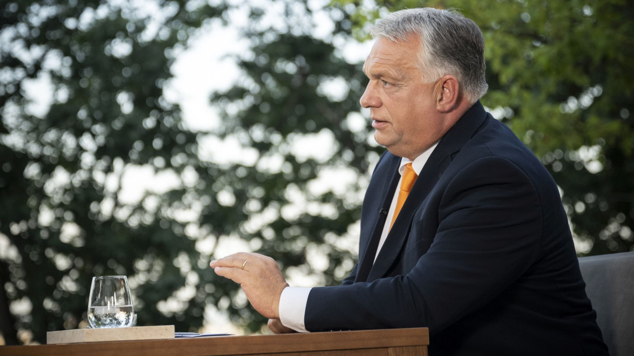 Megszólalt az ársapkákról Orbán Viktor: figyelni kell, hogy mit csinál a világ