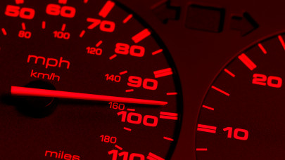 Durva sebességkorlátozás jöhet vidéken: rászállnak a gyorshajtókra, bekeményít az EU