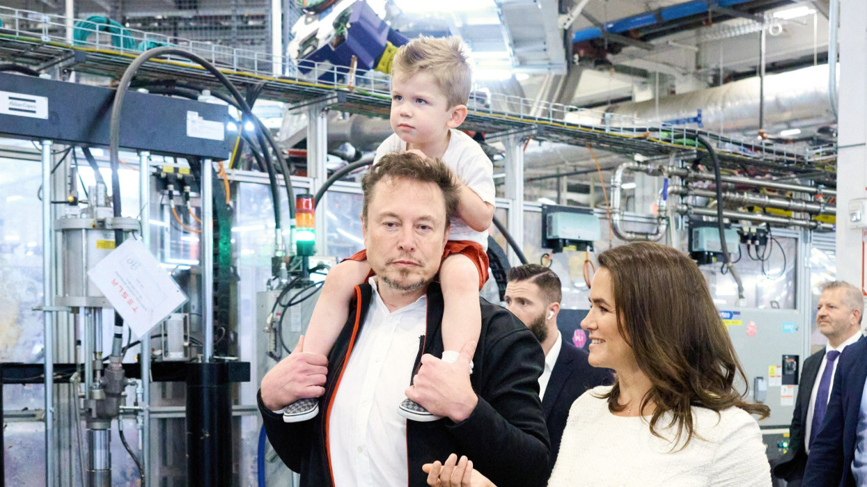 Novák Katalin a Tesla-gyárban járt: erről tárgyalt Elon Muskkal a köztársasági elnök