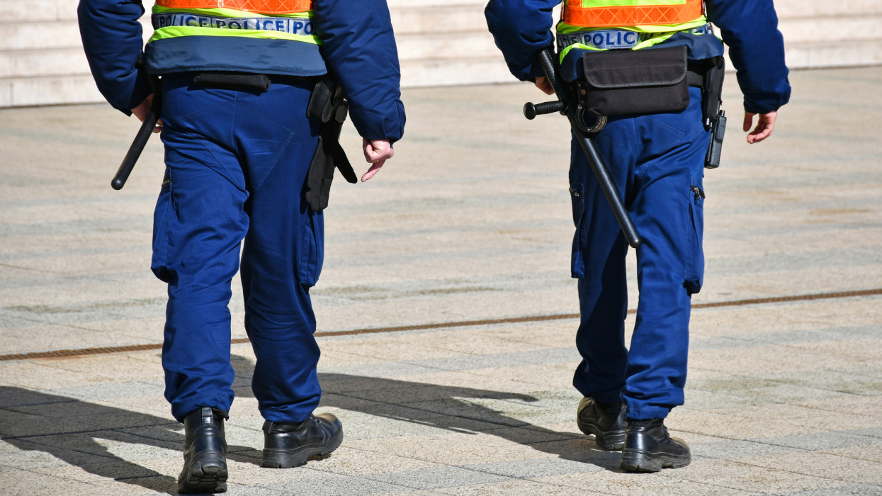 Veszélyes eszközt kapnak a kezükbe a magyar rendőrök: nagy bajba kerülhet, akit fülön csípnek