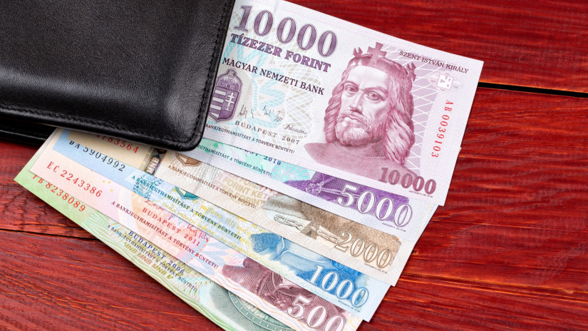 Óriási bérforradalom jön a magyar munkahelyeken: mindenhol kötelező lesz, sokan járhatnak jól