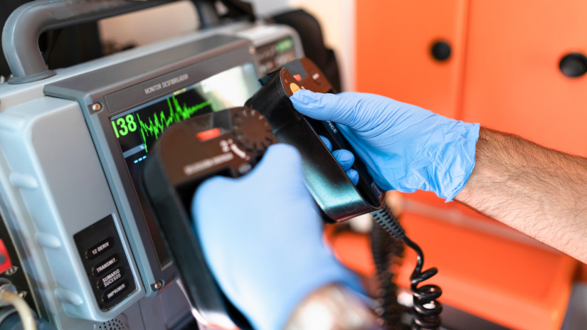 Nem adta oda a defibrillátort az életmentést végző utasoknak a BKV egyik munkatársa, vizsgálat indult