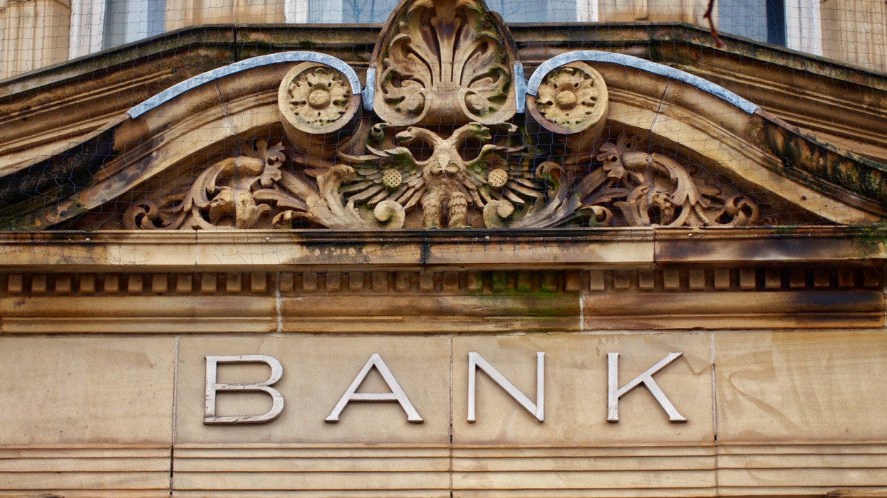 Megy a csiki-csukizás a magyar bankokban: jöhet a pozitív BAR-lista és a hitelfolyósítás negyed óra alatt