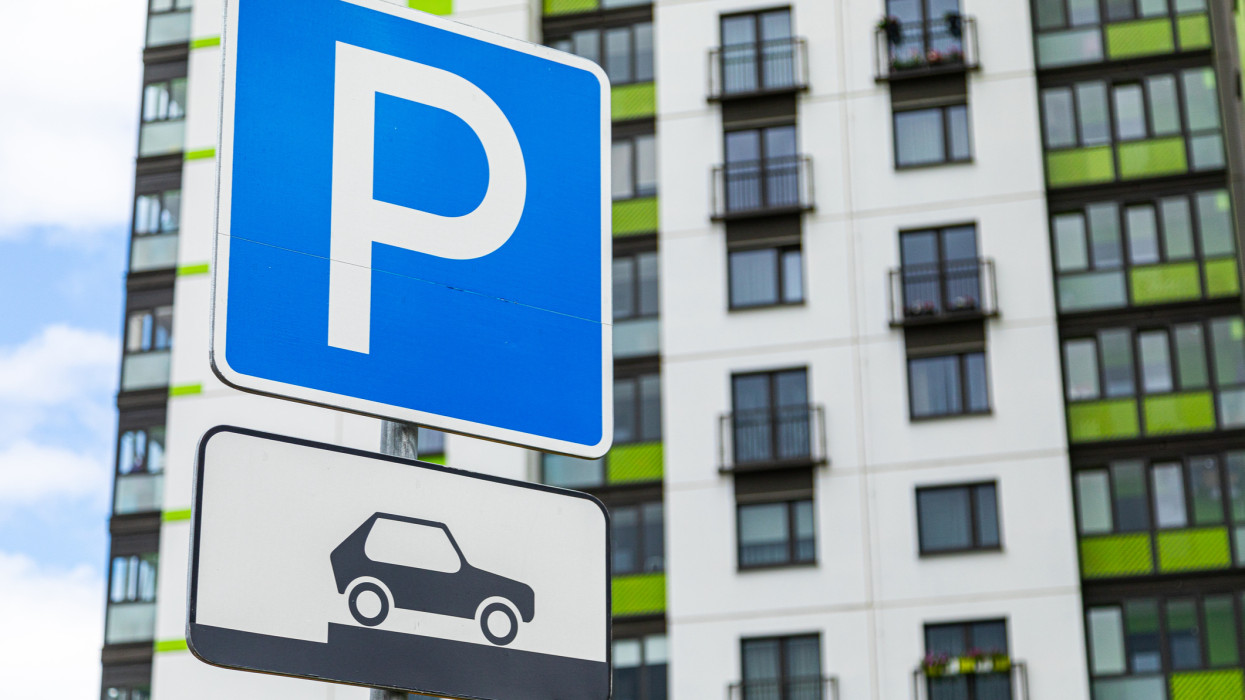 Az útjelzőtábla külső jelzése A jármű házépülettel szembeni parkolásának módja. Fotó mélységélességgel
