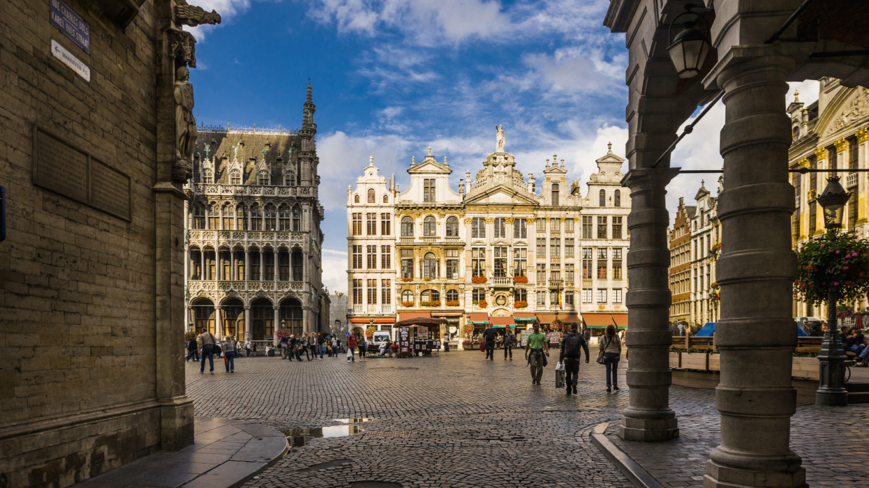 The Grand Place is occupied on each side by a number of guild houses, in addition to a few private houses. In their current form, they are largely the result of the reconstruction after the bombardment of 1695. The strongly structured facades with their rich sculptural decoration and their lavishly designed gables, with pilasters and balustrades, are based on Italian Baroque with some Flemish influences. On the background from right to left the buildings: Joseph et Anne, LAnge, La Chaloupe dor, Le Pigeon, Le Marchand dor and the Kings House or Breadhouse (French: Maison du Roi) building containing the Museum of the City of Brussels