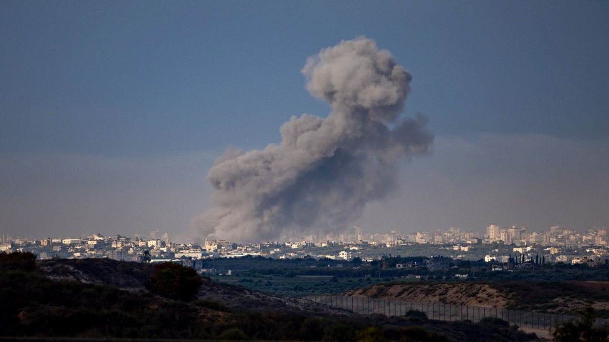 Gázai övezet, 2023. október 17.Füst tör a magasba egy izraeli légitámadás után a Gázai övezet északi részén 2023. október 17-én. A Gázai övezetet irányító Hamász palesztin iszlamista szervezet október 7-én többfrontos támadást indított Izrael ellen, ahol több mint 1300 ember életét vesztette. A Hamász elleni izraeli válaszcsapások több mint 2700 palesztin halálát okozták a Gázai övezetben.MTI/EPA/Martin Divisek