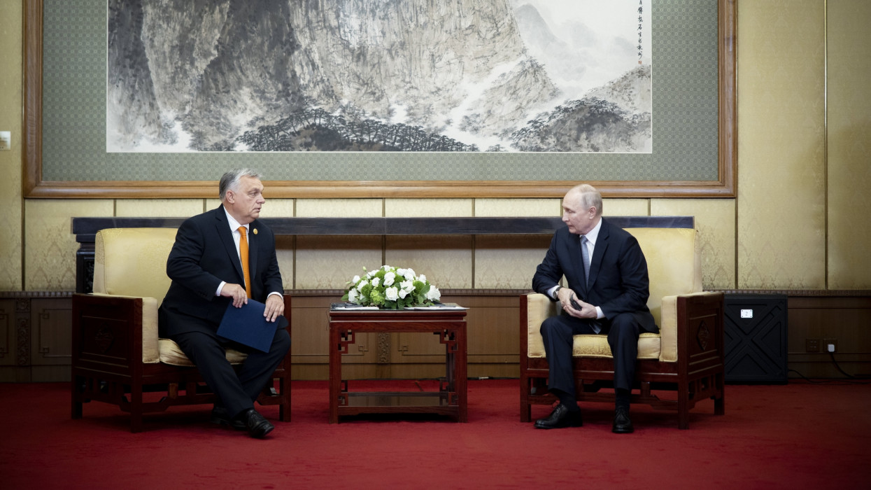 Peking, 2023. október 17.A Miniszterelnöki Sajtóiroda által közreadott képen Orbán Viktor miniszterelnök (b) és Vlagyimir Putyin orosz elnök (j) kétoldalú tárgyalást folytat Pekingben 2023. október 17-én. Orbán Viktor és Vlagyimir Putyin az Övezet és út elnevezésû nemzetközi együttmûködési fórum harmadik csúcstalálkozójára érkezett a kínai fõvárosba.MTI/Miniszterelnöki Sajtóiroda/Fischer Zoltán