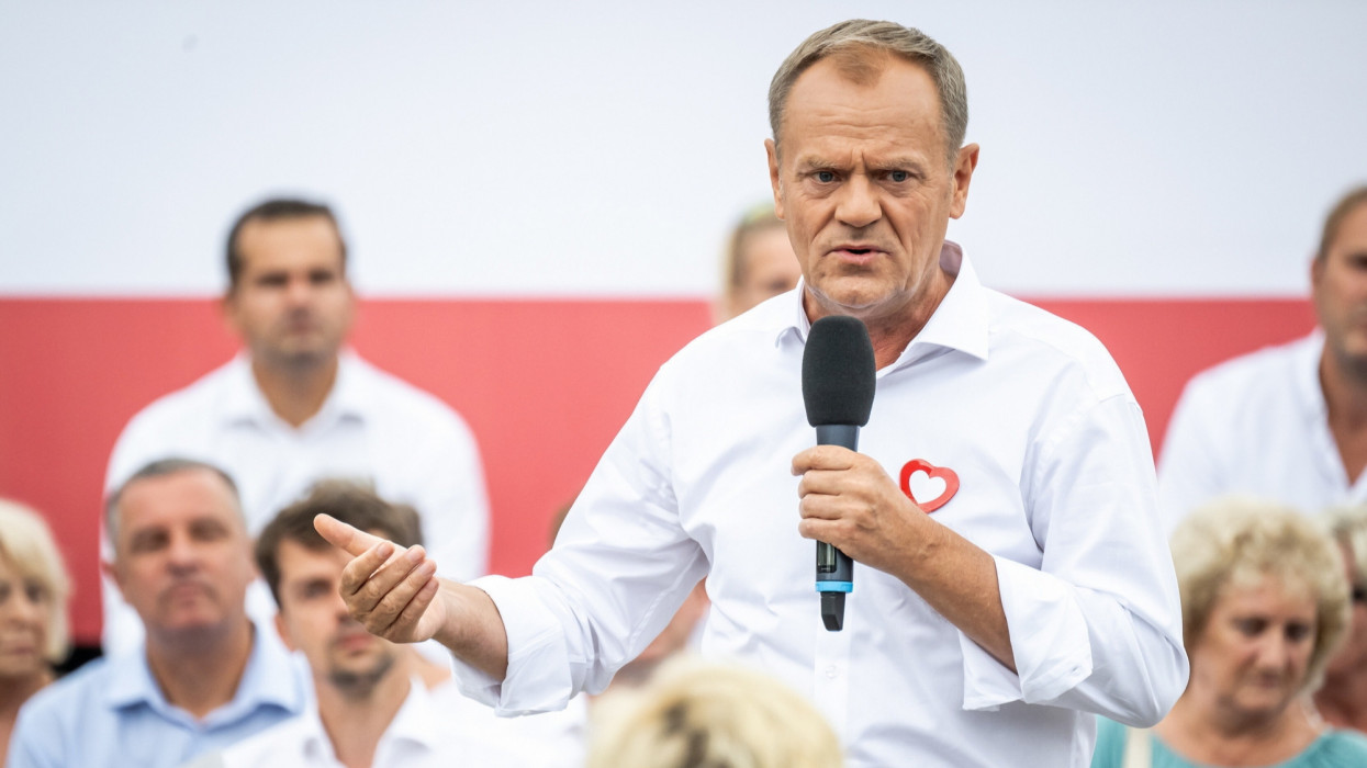Gorlice, 2023. augusztus 18.Donald Tusk, a lengyel ellenzéki Polgári Platform (PO) elnöke, volt lengyel miniszterelnök támogatóihoz beszél a Wloclawekben tartott kampányrendezvényén 2023. augusztus 18-án. Lengyelországban az október 15-i parlamenti választások napján népszavazást is tartanak. A referendum kérdései az állami vagyon privatizációjáról, a nyugdíjkorhatárról, a fehérorosz határon emelt acélkerítésrõl és a menedékkérõkkel kapcsolatos uniós javaslatról szólnak. A Polgári Platform támogatja az állami vagyon nagymértékû privatizációját, a nyugdíjkorhatár emelését, valamint az uniós menekültelosztási mechanizmust.MTI/EPA-PAP/Tytus Zmijewski